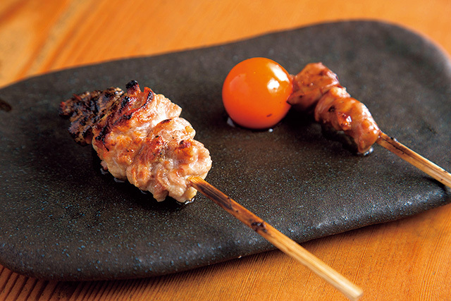 鳥さわ（亀戸） （左）セセリ 300円／（右）ちょうちん 400円 歯応えのよいせせり、濃厚な味わいのちょうちんなど、稀少な部位も楽しめる。