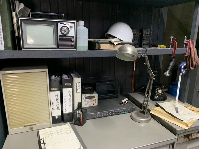 テントの中は本物の対策本部っぽい雰囲気で緊張感が高まる