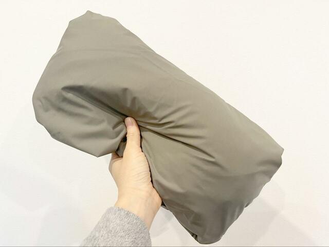 【無印良品 吸湿発熱中わた表面撥水パッカブルケープ】アウターのように使えるのに、折り畳むとこんなにコンパクト♪
