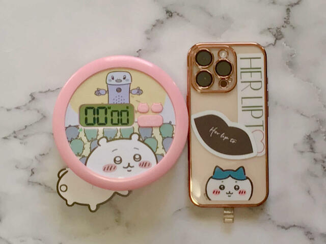 iPhone16Proと並べてみました。なかなか大きめサイズなの、伝わりますか？