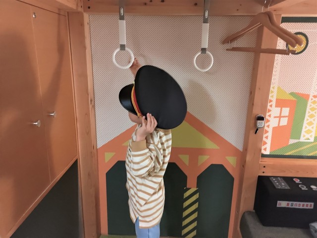 【OMO5東京大塚 by 星野リゾート】つり革や降車ボタンも忠実に再現