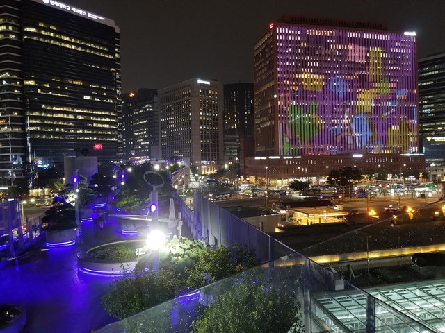 ソウル路7017の夜景。散策には日本語のボランティアガイドが同行する徒歩ツアーも利用できる。要予約で最大10人まで申し込み可。