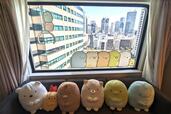 【すみっコぐらしルーム in ホテルニューオータニ】窓際のソファに並ぶぬいぐるみが可愛い！ ©San-X
