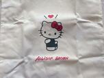 フロントのセンターにかわいいキティちゃんのイラスト&アリソンブラウンのブランドロゴ入りデザイン