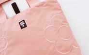 【MARY QUANT】「エコバッグ」(6,050円)/同色刺繍でアイコンのデイジーが施されているのもポイント