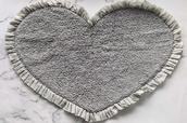 ハート型フロアマット（DHハートo GY 70×50）／甘すぎないカラーがポイント