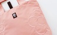 【MARY QUANT】「エコバッグ」(6,050円)/同色刺繍でアイコンのデイジーが施されているのもポイント