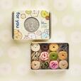 「すみっコぐらし×koe donuts クッキー缶」＜価格：2,600円（税込）＞【ドーナツ型クッキーの「しろくま」と「とんかつ」が“すみっコ”に♪手土産にもぴったりな「すみっコぐらし」の限定クッキー缶！】　