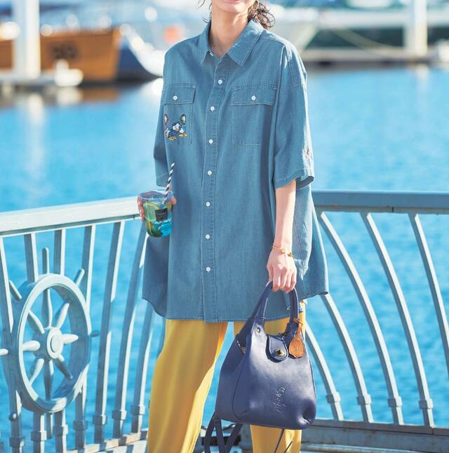 ユニセックスオーバーサイズデニムシャツ「ドナルド＆ファミリー」｜6,990円（税込）