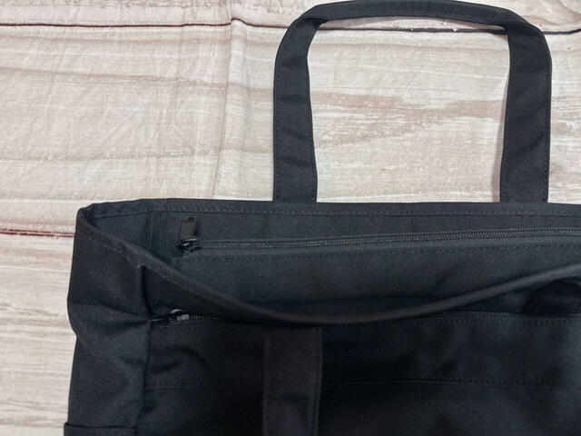 メイン収納はファスナーでしっかり閉じられるので安心して持てます♪