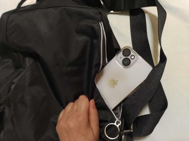 携帯電話もサッと取り出せる