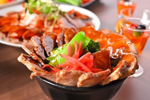 「豚丼」＜期間：2026年2月1日〜28日＞【【2,400円〜】ステーキ・海鮮丼・ご当地グルメなど豪華メニューが食べ放題！「神戸ポートタワーホテル」で北海道を味わう贅沢ビュッフェ開催！】