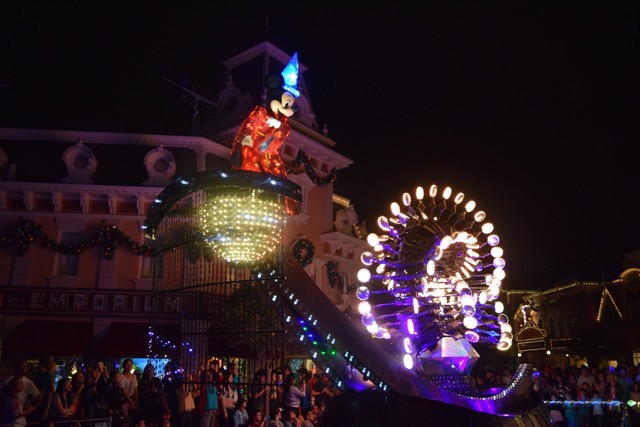 ディズニー・ペイント・ザ・ナイト・パレード｜香港ディズニーランド・リゾート