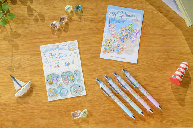 東京ディズニーシー25周年「ダッフィー＆フレンズのファインド・ユア・ビューティフル・ブルー！」グッズ｜販売店舗：東京ディズニーシー「マクダックス・デパートメントストア」｜発売日：2026年4月14日（火）