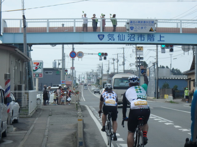 ツール・ド・東北2015／歩道橋の上からも声援を送る人々の姿が