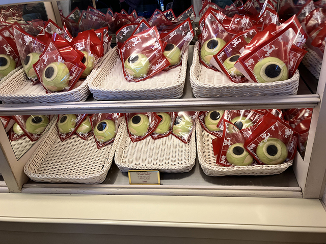 可愛い！こちらはマイクメロンパン(クリーム入り)、500円。