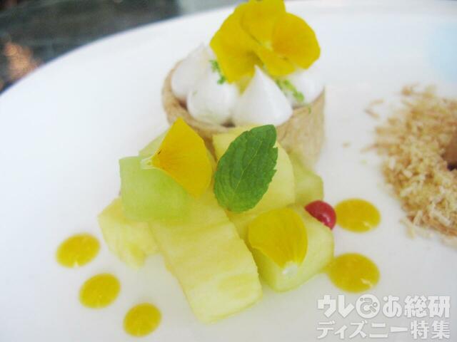 季節のフルーツも楽しめる【ドリーマーズ・ラウンジ 東京ディズニーランドホテル・サマーダイニング アフタヌーンティーセット】