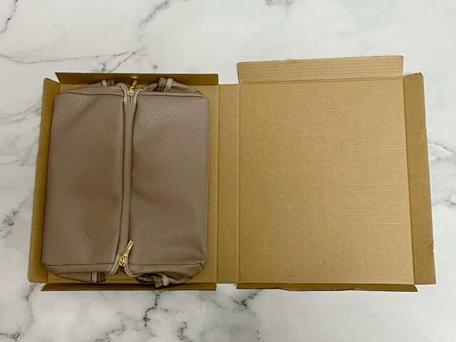 【オトナミューズ 4月号 付録:小田切ヒロさん監修「レザー調コスメポーチ」】箱を開けるとフラットな状態で入っています