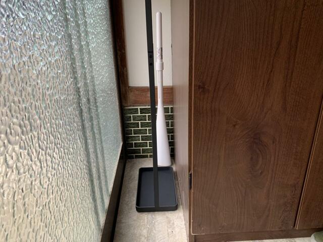 【山崎実業 引っかけアンブレラスタンド】奥行きは約15cmで、すき間にも置ける