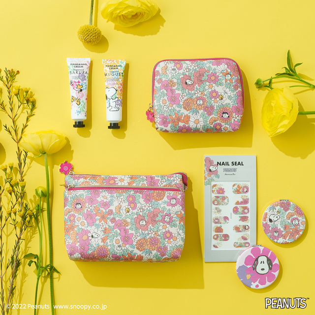 ハンドクリーム 各770円、ティッシュケースポーチ 1,760円、ネイルシール 660円、ミラー 各 770円、ダブルポケットポーチ 3,080円