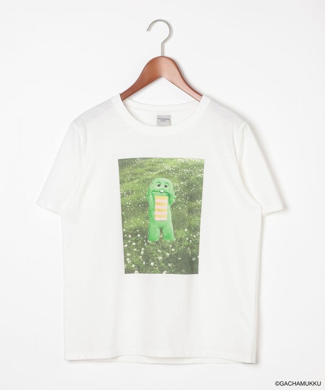 【「niko and ...」×「P-kies Family」】「シュールフォトTEE」5,500円/お花畑に佇む「ガチャピン」のグラフィック