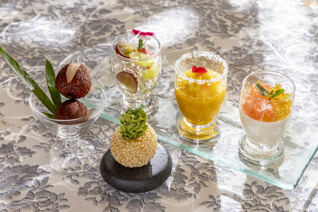 大喬・小喬の杏仁豆腐　杏仁豆腐　白桃・プラムの2種ソース、江東の甘露　タピオカ入りマンゴーココナッツミルク、孫尚香のお団子　小豆入り胡麻団子　抹茶クリーム添え、天命のしずく　レモン香る2種葡萄の水晶仕立て【ヒルトン東京『チャイニーズアフタヌーンティー三国志』】