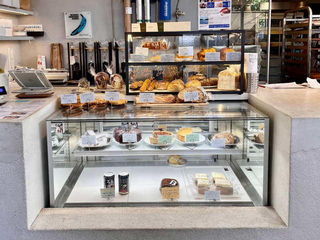 【アンダーブラフコーヒー】ブラフで人気のパンはもちろん、アンダーブラフで焼いたクッキーなども並んでいます