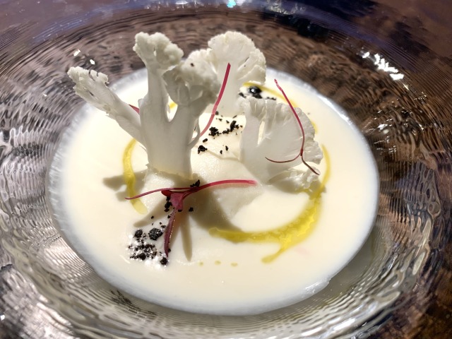 【Antipasto】フレッシュカリフラワーとヴルーテ やわらかなホタテ貝と白身魚のクネル