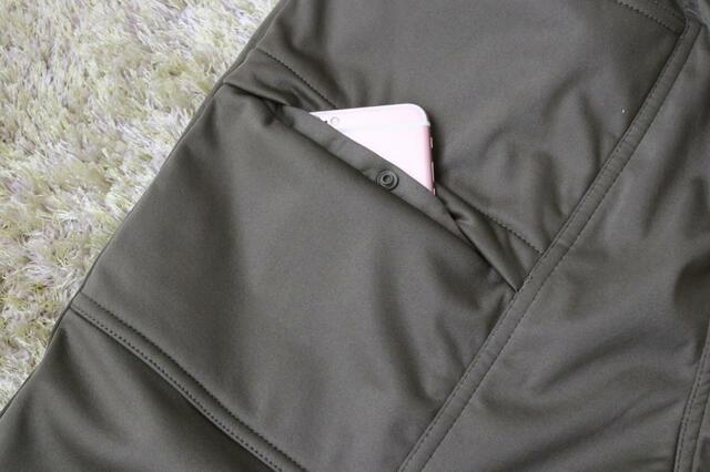 【ワークマン レディースウォームバーサタイルパンツ】スマホも安心して入れられる、ボタン付きポケット