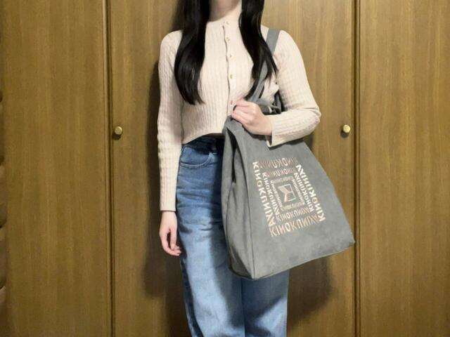 長い持ち手は肩がけがラクラク可能。これから厚手のアウターを着ても肩がけできます！