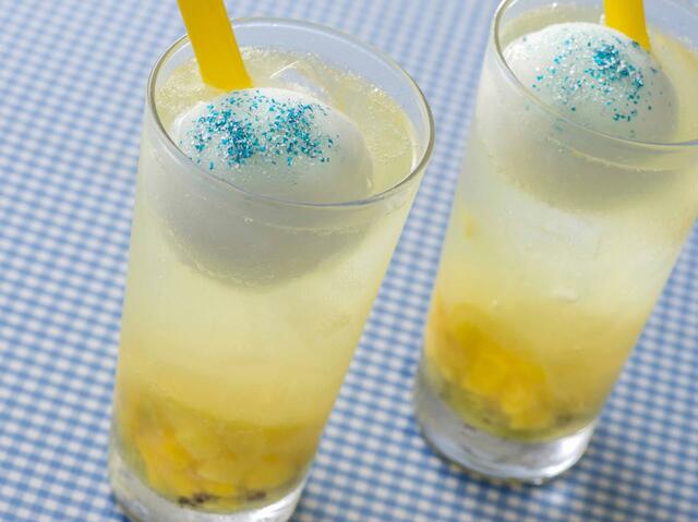 スパークリングカクテルフロート(リモンチェッロ&フルーツ) 980円｜提供店舗：東京ディズニーランド 「センターストリート・コーヒーハウス」｜東京ディズニーリゾート夏のひんやり冷たいメニュー