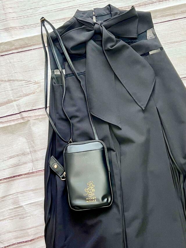 【Disney MICKEY MOUSE スマホショルダー BOOK】フォーマルなミニドレスにもぴったり!