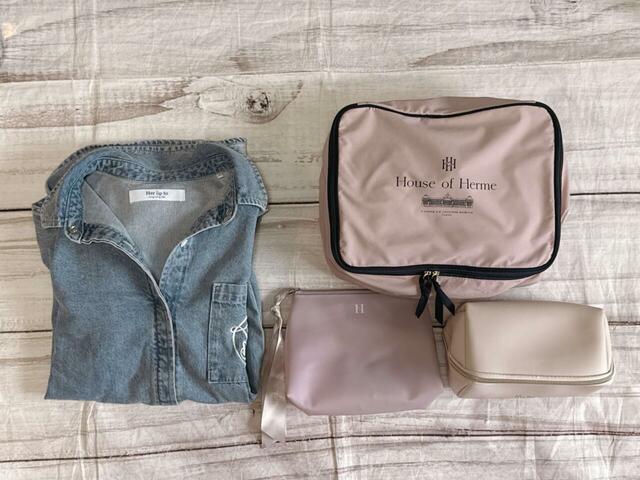 1泊分の着替えと化粧品などのポーチ、アウターを入れても余裕があるほど！