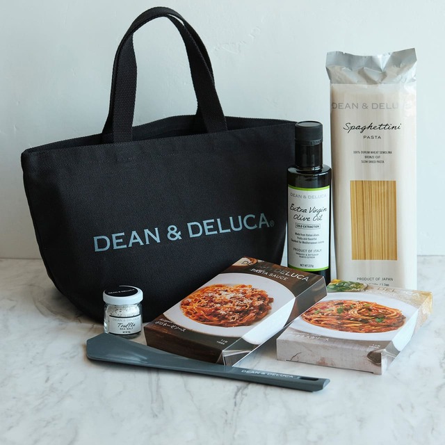 【DEAN ＆ DELUCA「and ST限定 ハッピーバッグ（イタリアン）」¥5,500】ロングセラーの定番トートに、オリーブオイル、パスタソースなどをたっぷり詰め合わせました