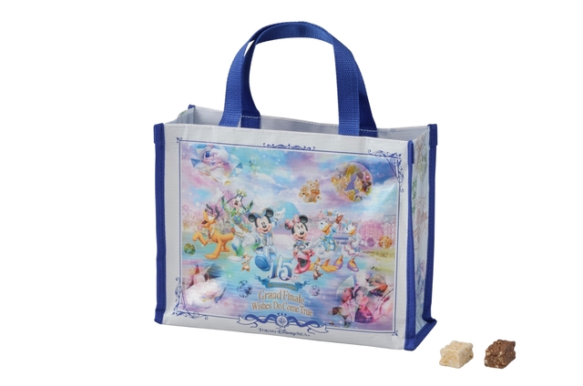 アーモンドチョコレートバー ¥1,300 ※高さ約20cm × 幅約26cm × マチ約9cm（内容量28個：ミルク14個、ホワイト14個）｜「東京ディズニーシー15周年 “ザ・イヤー・オブ・ウィッシュ” ～グランドフィナーレ～」スペシャルグッズ