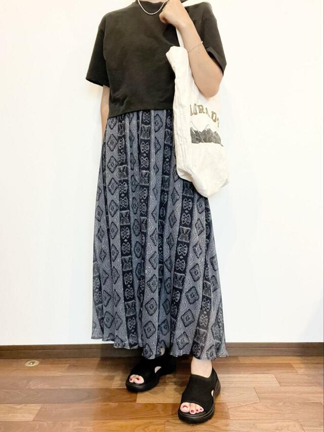 【GLOBAL WORK らくっションフィットサンダル】デザインがシンプルなので、総柄のスカートと合わせても馴染みます♪
