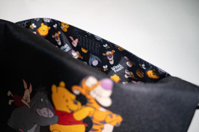 ショルダーバッグ 2,900円|サイズ:縦約19×横約27cm(ストラップ)長さ約62~119cm|販売店舗:東京ディズニーランド「プーさんコーナー」、東京ディズニーシー「ベッラ・ミンニ・コレクション」