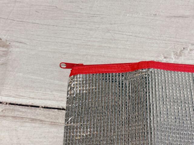 ファスナーのレッドカラーがアクセントに♪