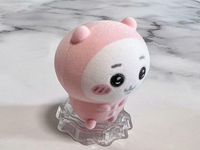 フロッキー加工のふわふわの毛並みがまるでそこにちいかわがいるかのようなリアルさを演出しています！【ちいかわ　なんか小さくてかわいいどーる】