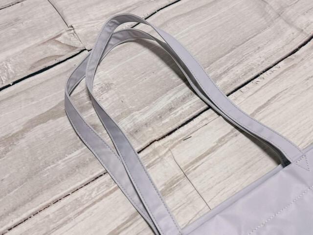 持ち手は長めなので、厚手のアウターを着込む時期もラクラク肩がけできて安心！