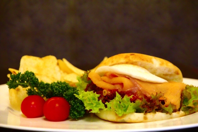 41 ディズニーアンバサダーホテル「ハイピリオン・ラウンジ」スペシャルサンドウィッチ ©Disney