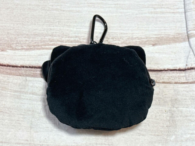 背面にファスナー付き