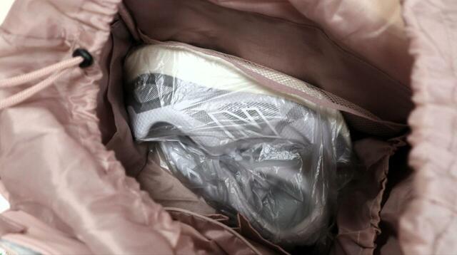 【ワークマン 高撥水マザーズキルティングマルチアウトポケットトート】メイン荷室はスニーカーもすっぽり入るサイズ感です