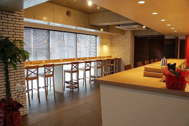 店内はシンプルで広々