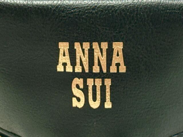 前面にシャンパンゴールドで「ANNA SUI」のロゴが箔押しされています！