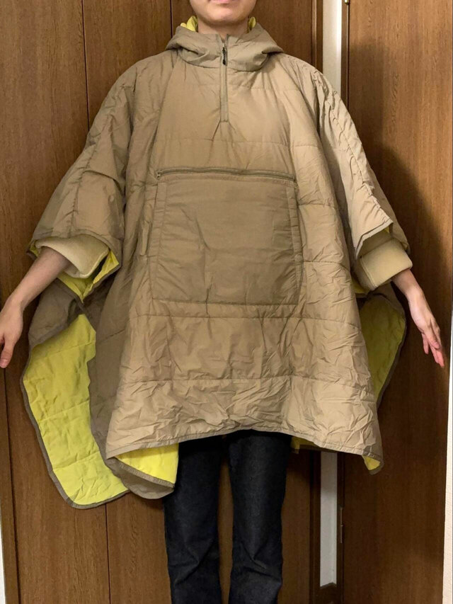 【ワークマン WEB限定 レディースディアテックスマルチウォームポンチョ】ガバッと上から被れるので、もこもこのアウターを着ていても使えます!