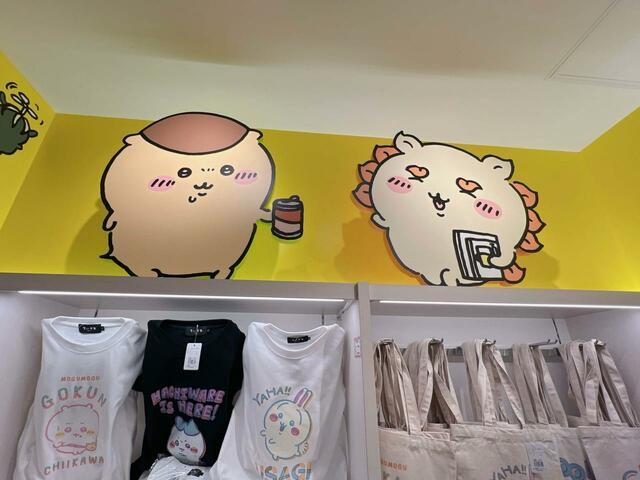 店内上部の壁。仲良しのシーサー＆くりまんじゅうもいますよ！