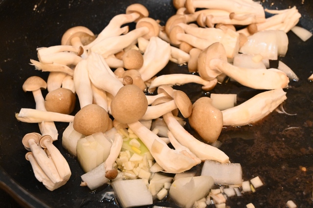 【低温調理レシピ「鶏肉のトマト煮」】同じフライパンで、にんにく、玉ねぎ、しめじをしんなりするまで炒める