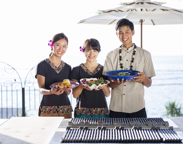 オーシャンテラスンビュー地元食材を使った料理を楽しむ