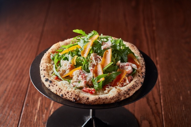 鳥取県産紅ズワイガニとルーコラセルバチカのピッツア ～イタリア産カラスミをかけて～